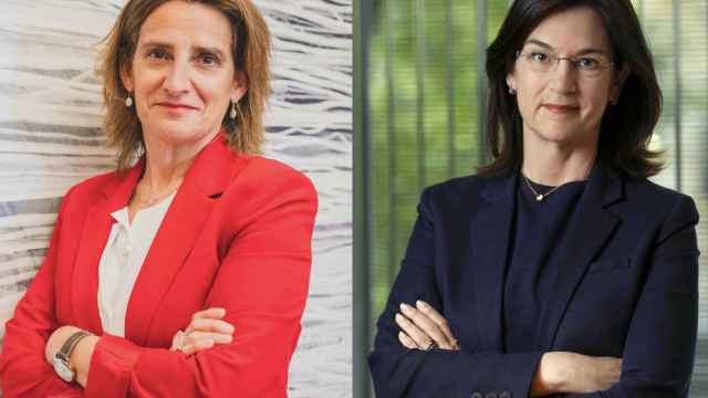 Teresa Ribera, vicepresidenta tercera y ministra para la Transición Ecológica, y Cani Fernández, presidenta de la CNMC (Comisión Nacional de los Mercados y la Competencia).