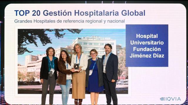 De izquierda a derecha: las doctoras Leal y Cremades, A. G. Moreno y el doctor Arcos, reciben el Premio Top 20 en ‘Gestión Hospitalaria Global’ de manos de la directora asistencial del Sermas.