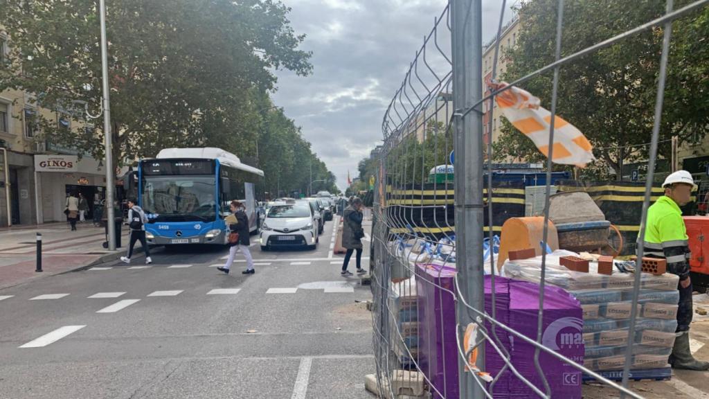 Carril de Príncipe de Vergara afectado por una obra del Canal de Isabel II.