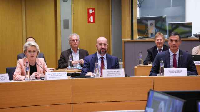 Ursula von der Leyen, Charles Michel y Pedro Sánchez, durante la cumbre social tripartita que se ha celebrado este miércoles en Bruselas