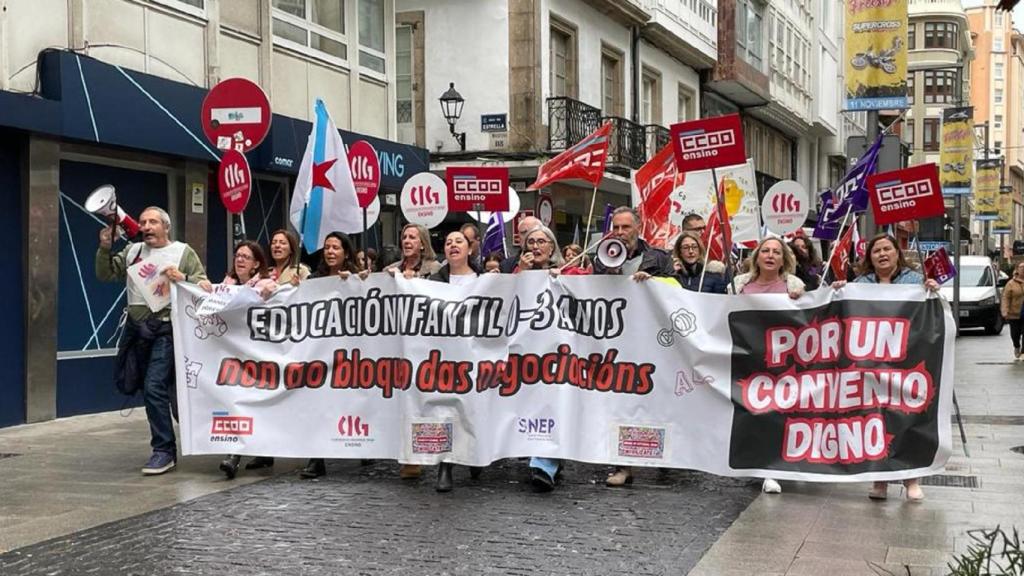 Trabajadoras de las escuelas infantiles protestan en A Coruña.