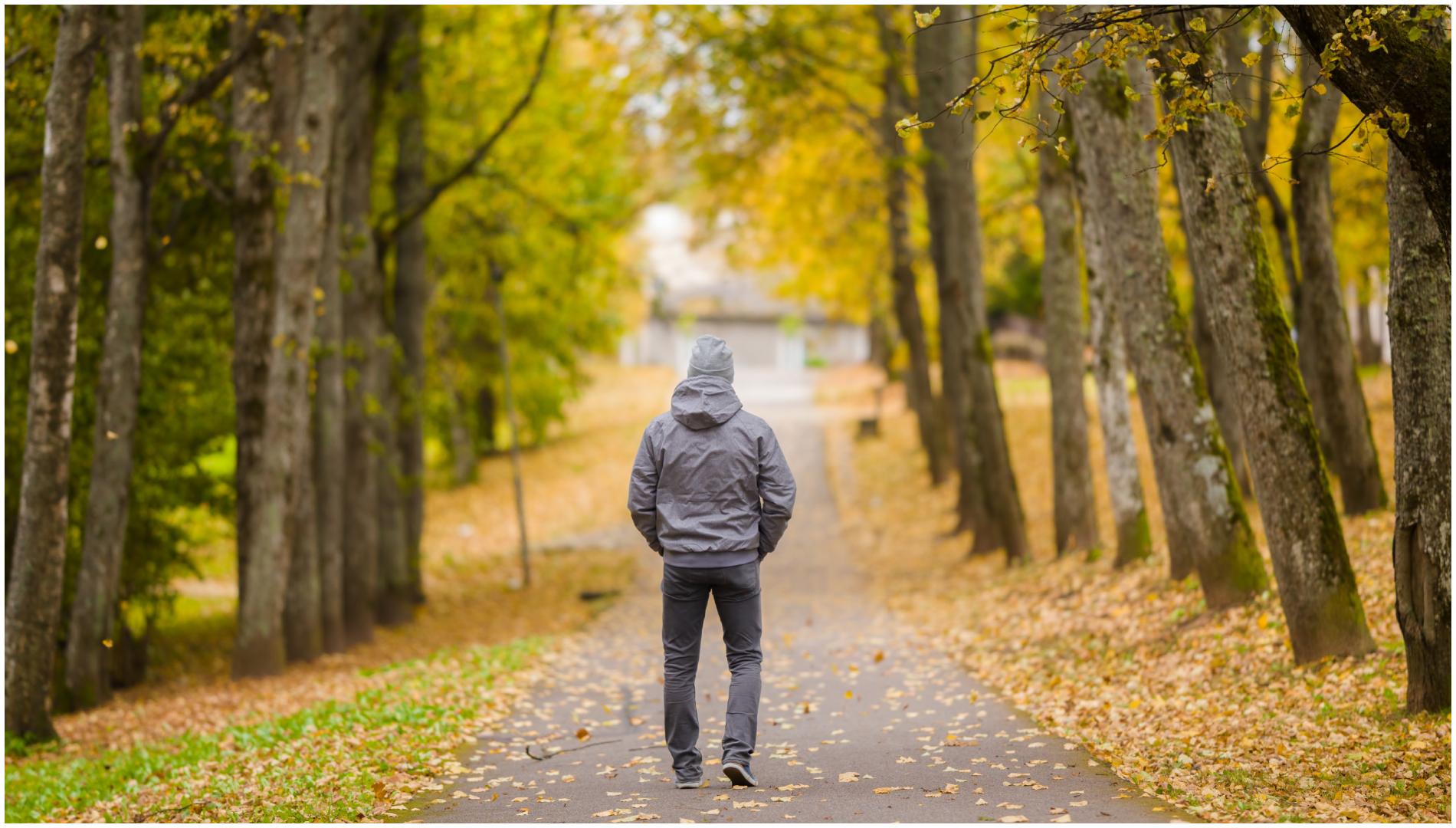 Un hombre camina en un parque (Foto: Shutterstock)