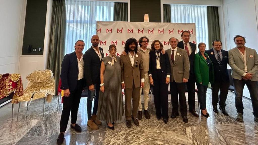 Miembros de la asociación Mujer y Tauromaquia junto a los artistas y proveedores durante la presentación de la cena de gala.