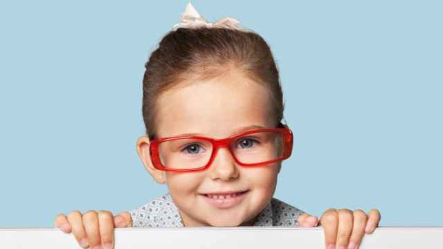 Imagen de una niña con gafas.