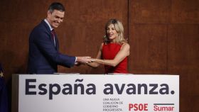 Pedro Sánchez y Yolanda Díaz, tras la firma del acuerdo de gobierno este martes
