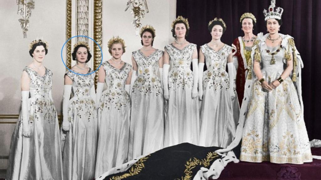 Anne Glenconner, con círculo azul, en la coronación de Isabel II.