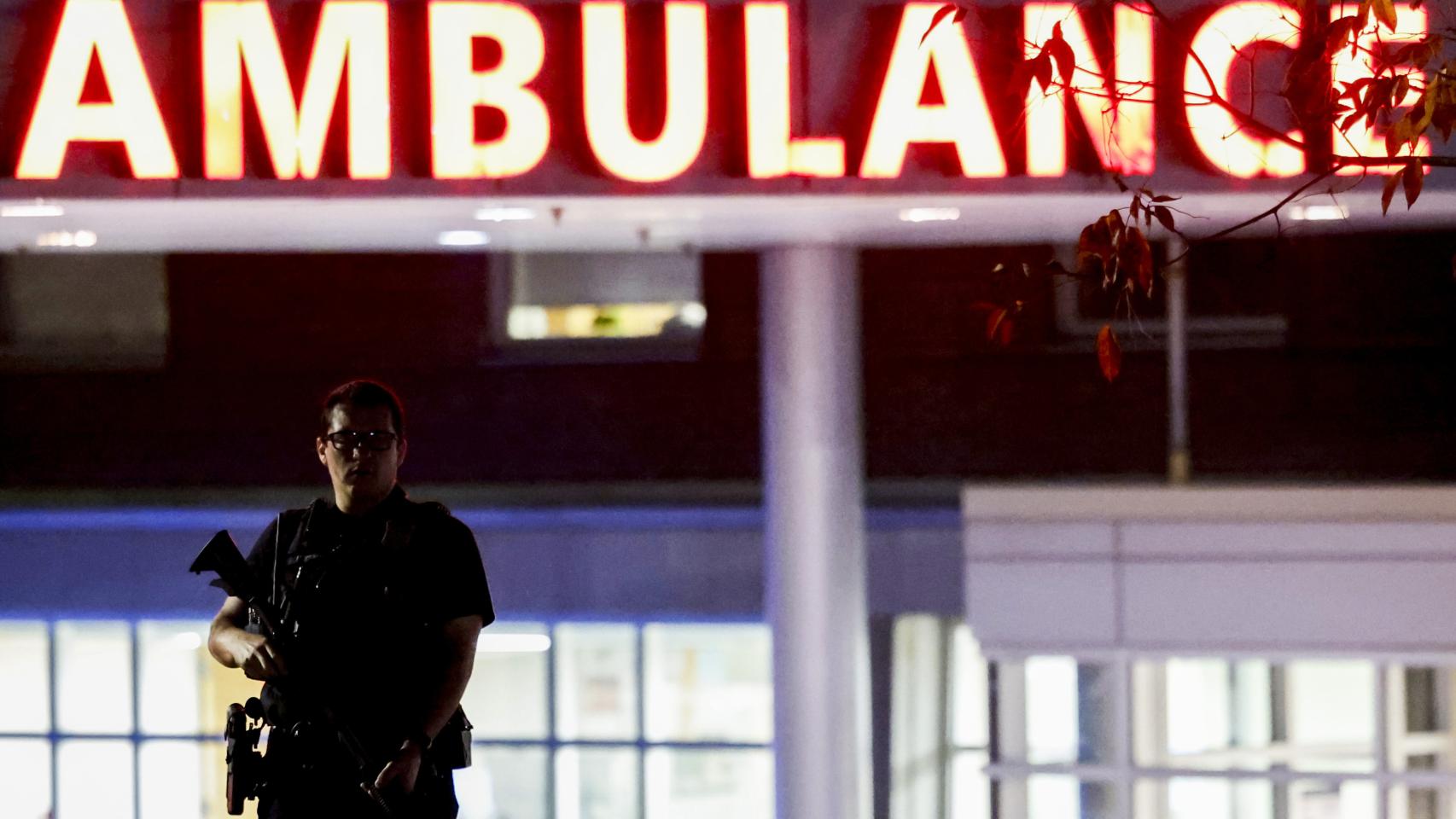 Un policía armado en la puerta del hospital central de Maine.