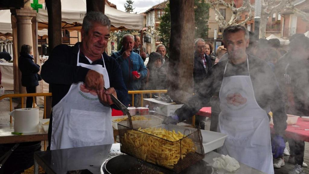 Uno de los concursantes friendo patatas en la feria de Herrera de Pisuerga