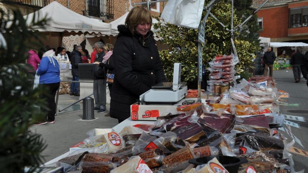 Un puesto con distintos embutidos en la feria de Herrera de Pisuerga