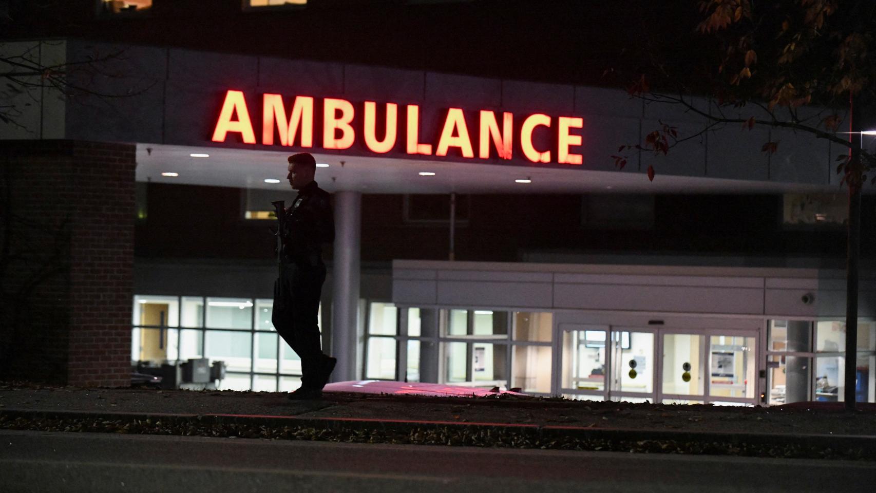 Fuerzas de seguridad en la entrada del hospital de Maine