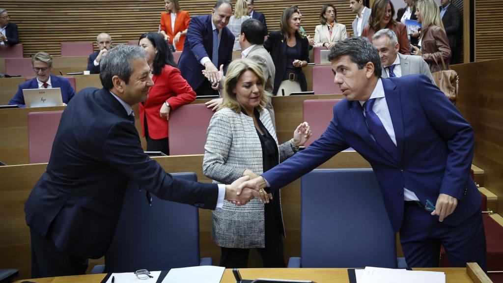 Carlos Mazón saluda al vicepresidente Barrera antes de empezar la sesión de control. EE