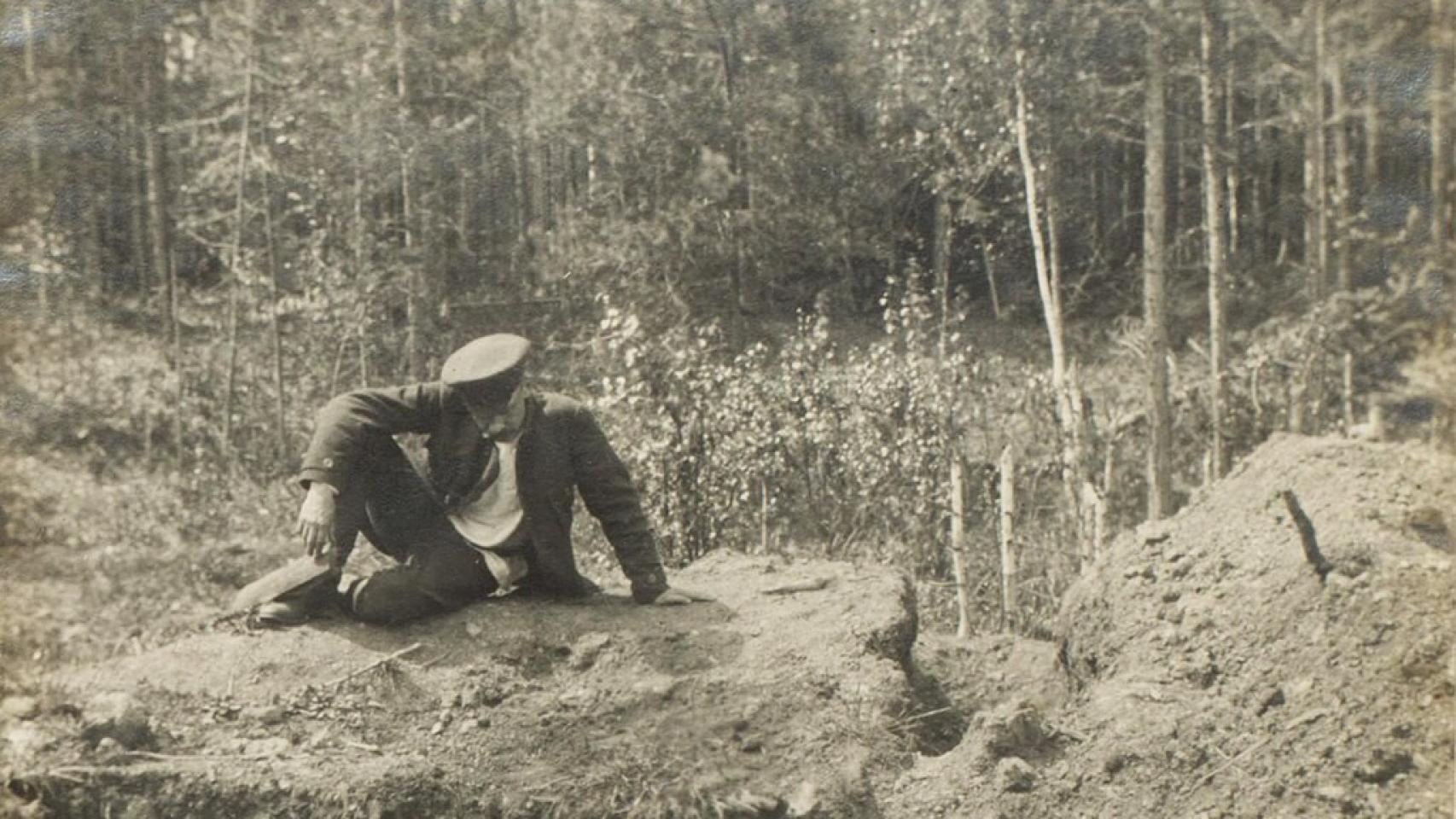 Uno de los hombres de Sokolov investiga en el pozo donde aparecieron algunas pistas. 1919