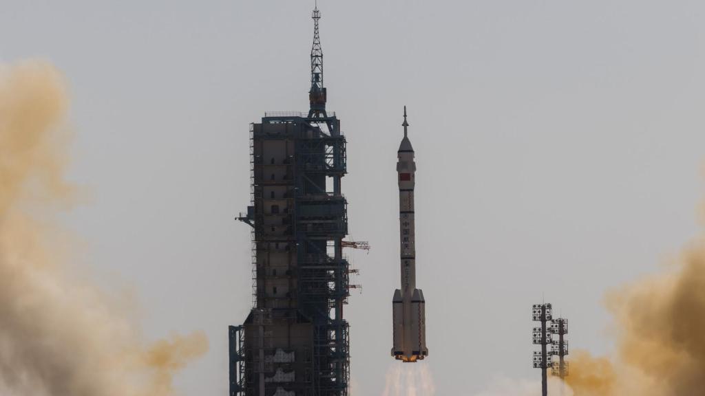 Momento del lanzamiento de la misión Shenzhou 17.
