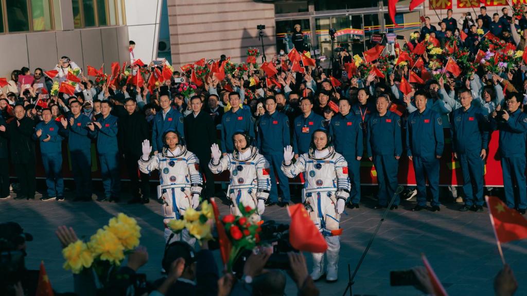 El trío de astronautas en plena presentación.