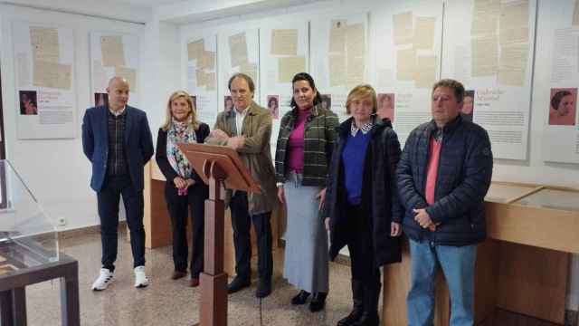 La concejala de Cultura del Ayuntamiento de Santa Marta de Tormes, Silvia González, presentó ayer la exposición ‘Bajo pluma de mujer. La correspondencia femenina de Unamuno’