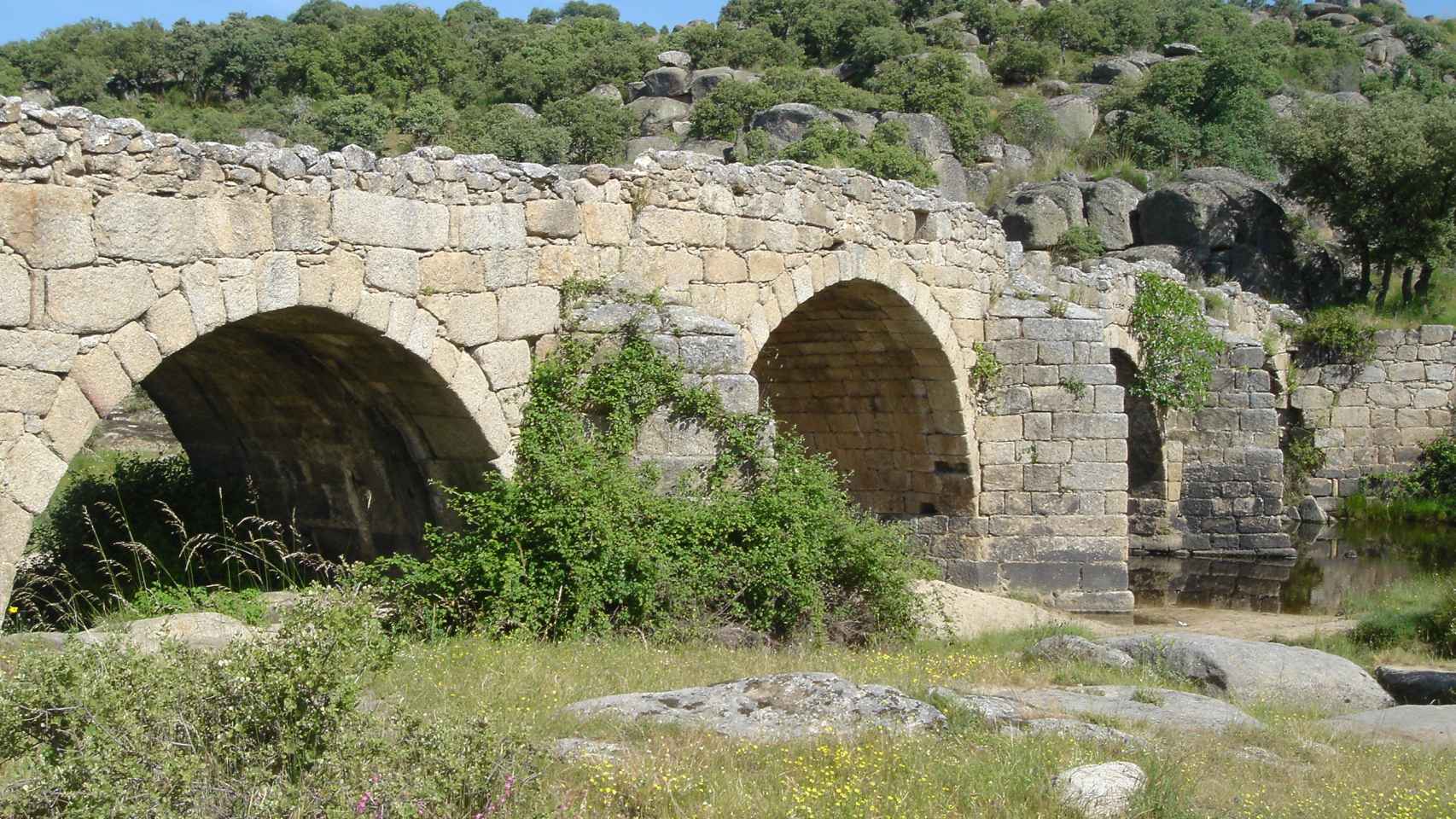 Puente Mocho de Ledesma sobre la Ribera del Cañedo
