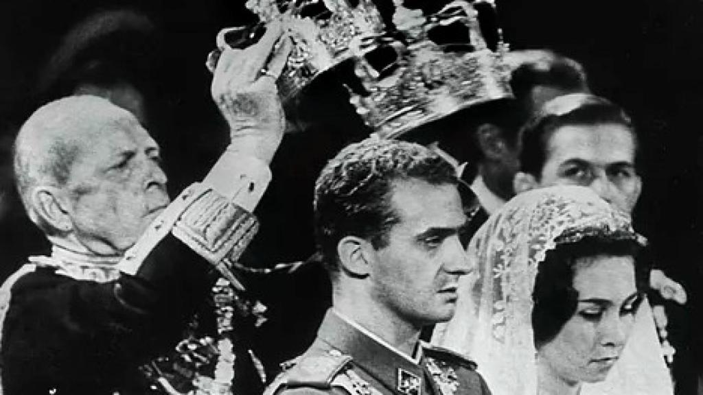 Momento del ritual ortodoxo en una de las ceremonias de la boda del rey Juan Carlos y la reina Sofía