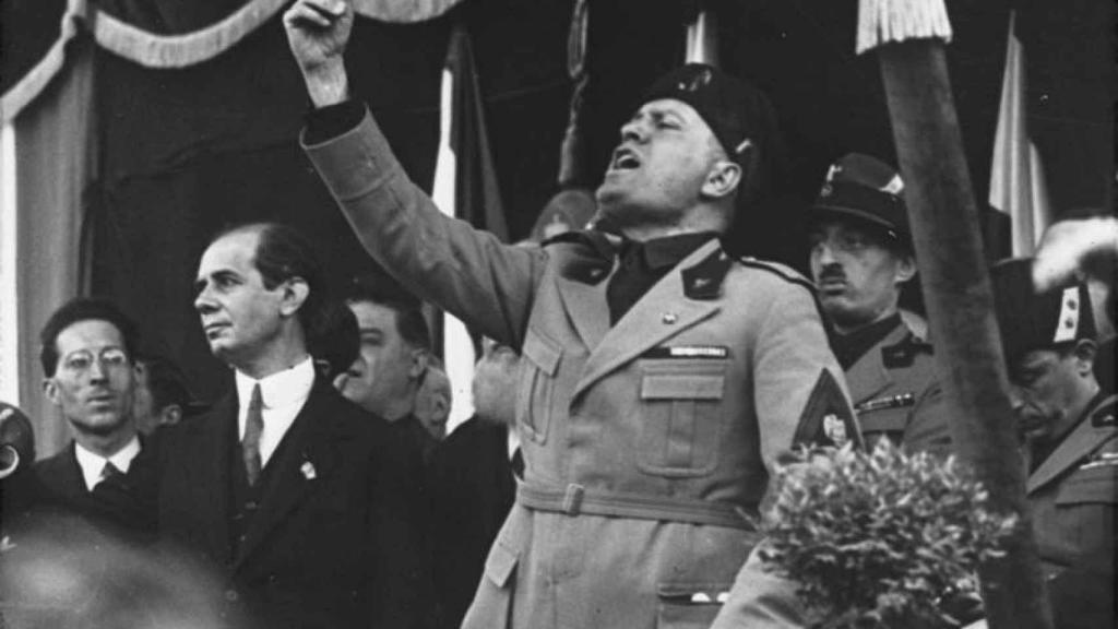 Discurso político de Mussolini en la tribuna de la plaza de Milán en mayo de 1930