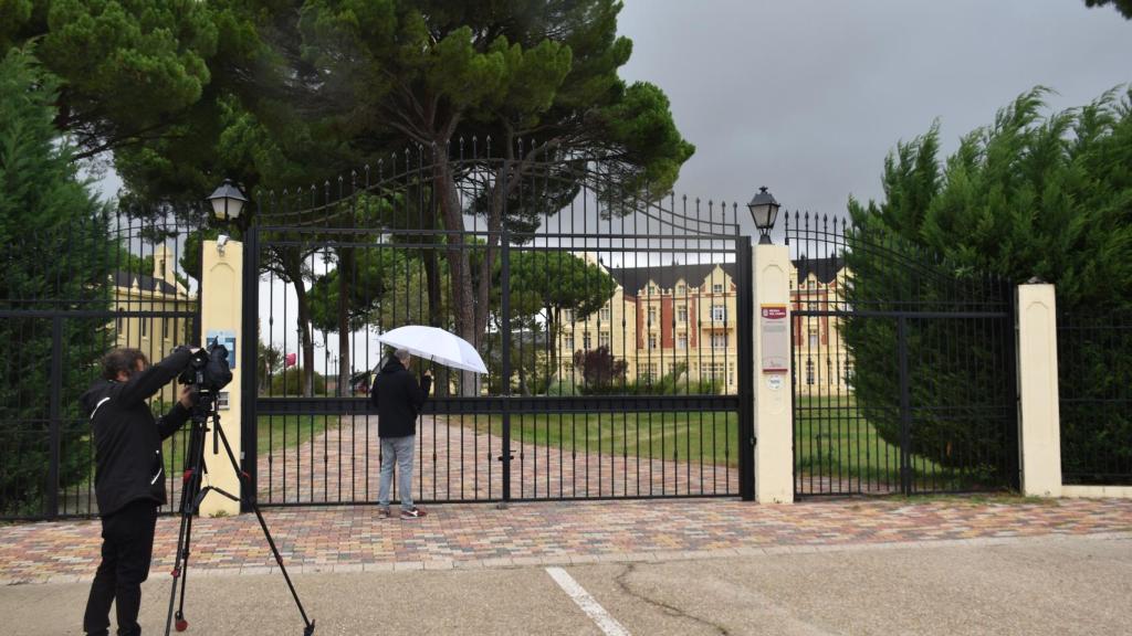 Medios de comunicación a la puerta del balneario