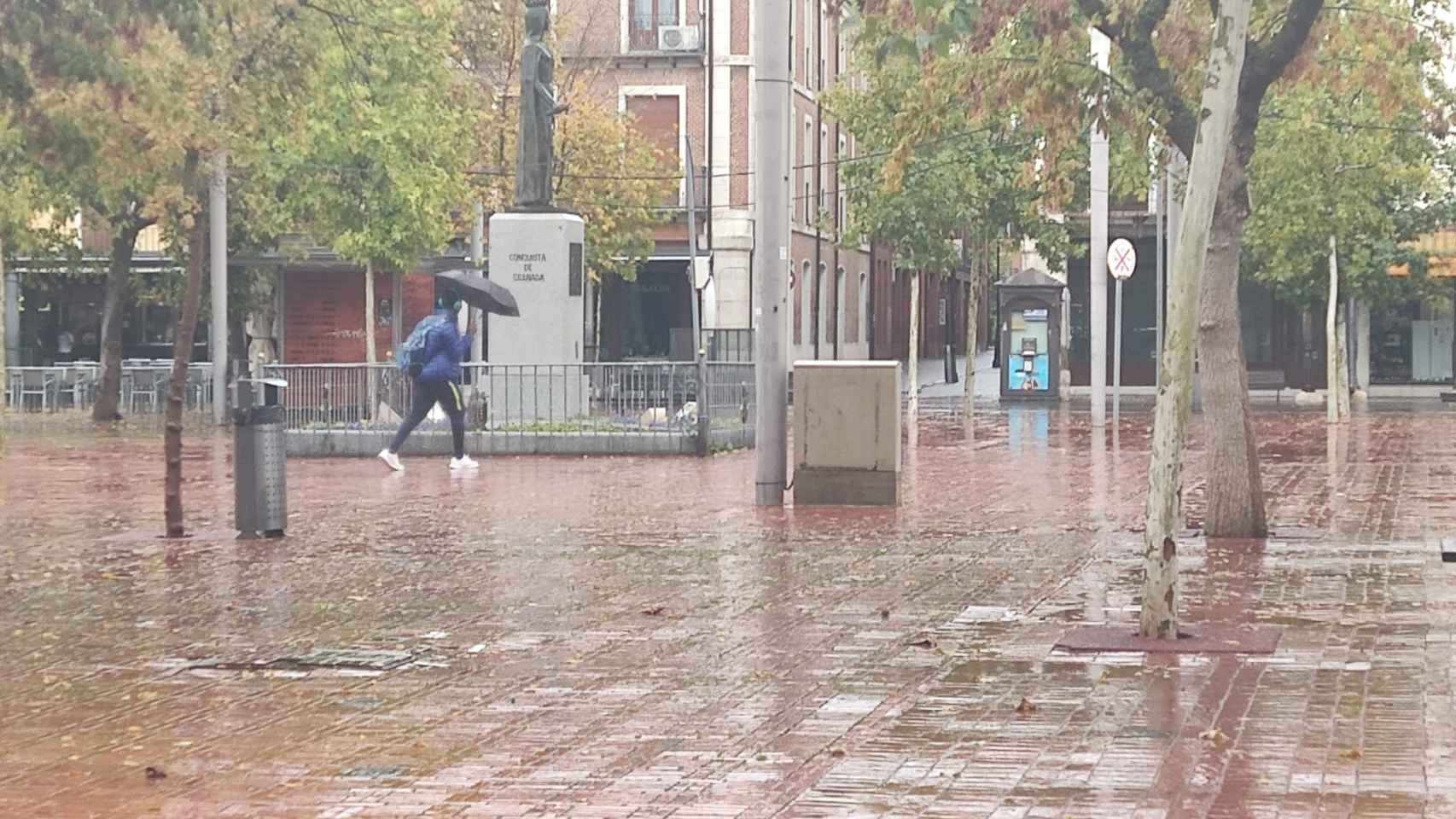 Mañana lluviosa en la plaza Mayor de Medina del Campo
