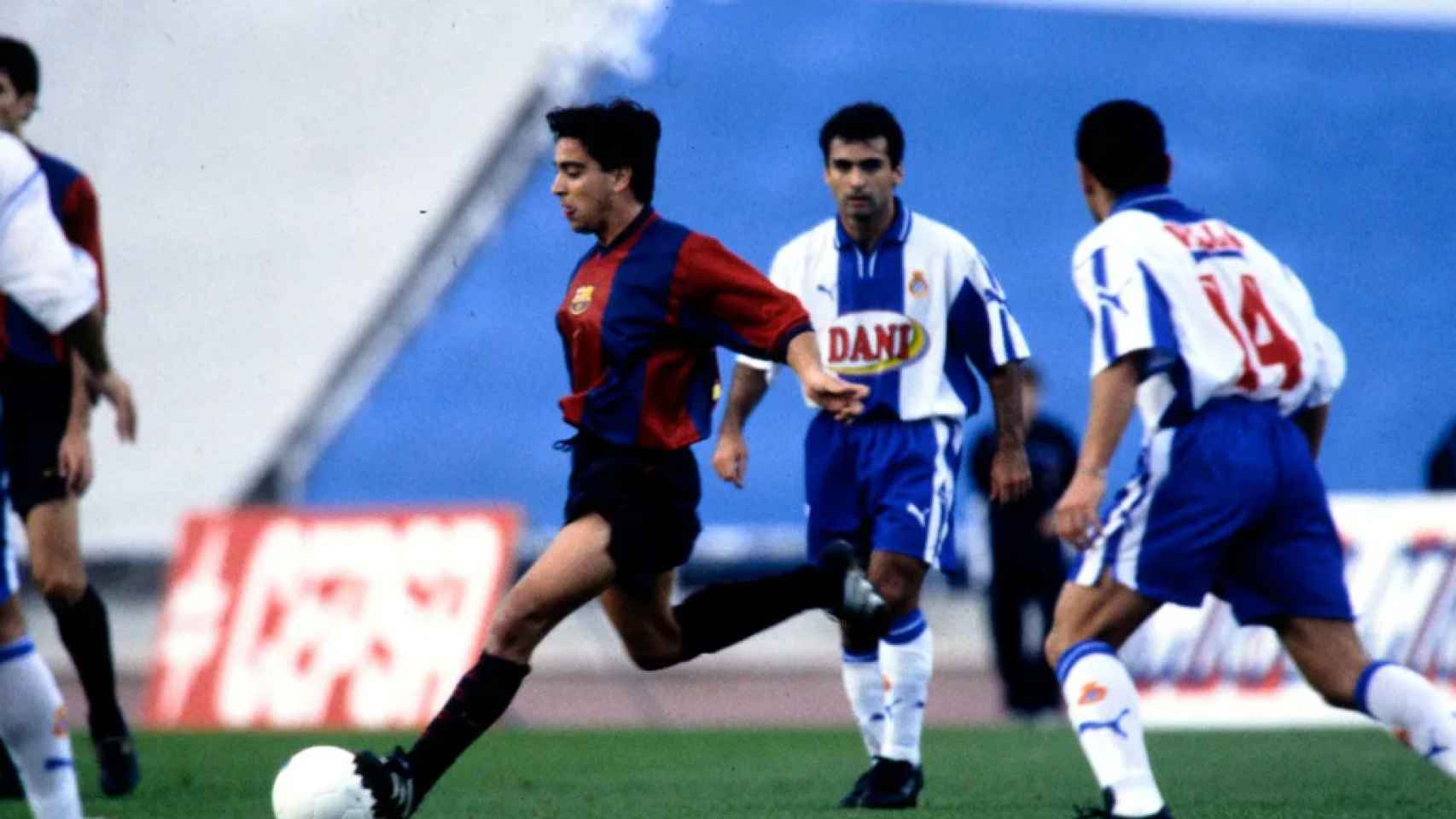 Xavi Hernández durante un derbi contra el Espanyol en su etapa de jugador