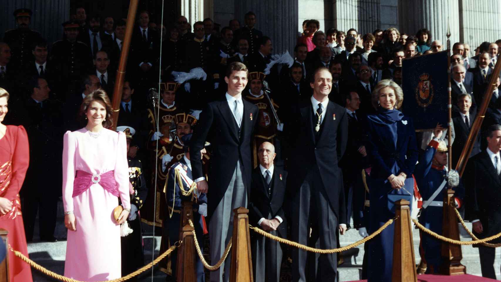 Los reyes Juan Carlos y Sofía junto al príncipe Felipe y las infantas Elena y Cristina.