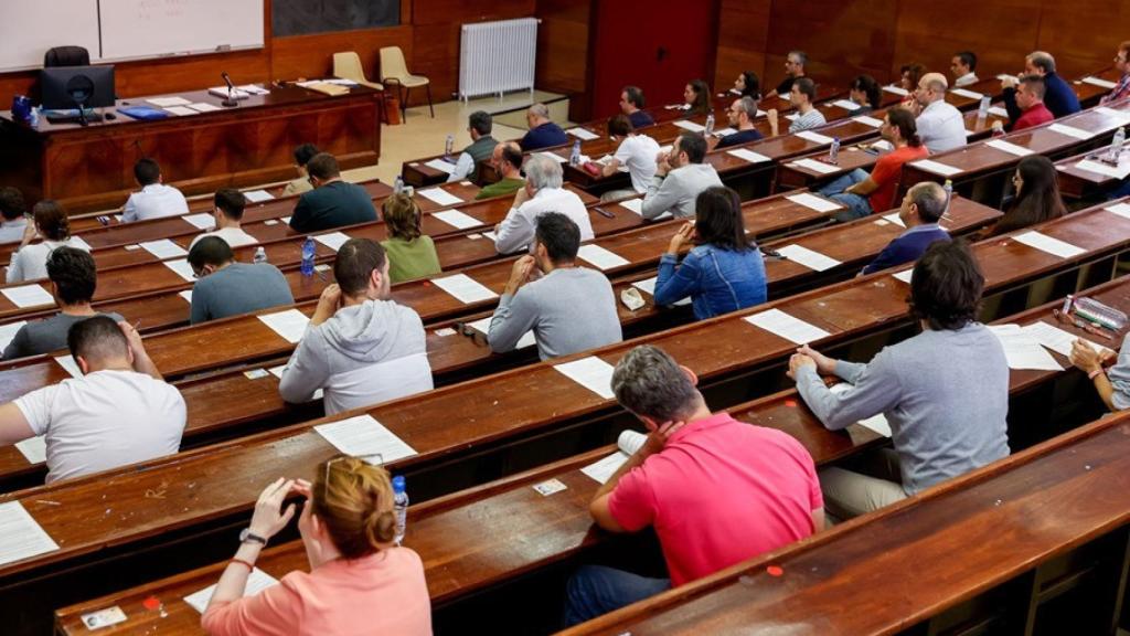 Varios aspirantes a unas oposiciones durante el examen.