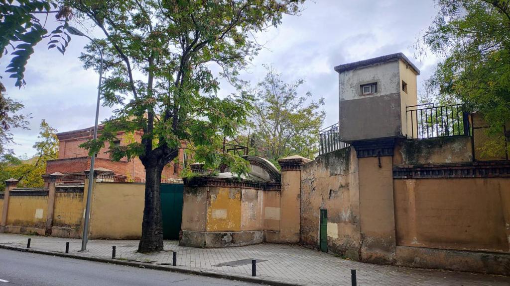 Vista exterior del cuartel desde la Avenida de Carabanchel Alto.