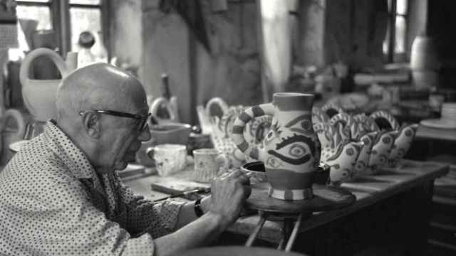 Pablo Ruiz Picasso decorando una cerámica.