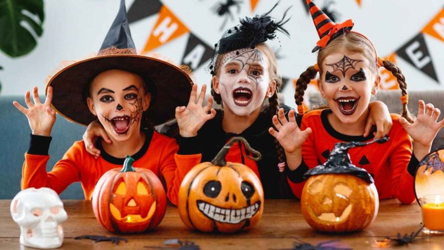 Varios niños disfrazados en Halloween.