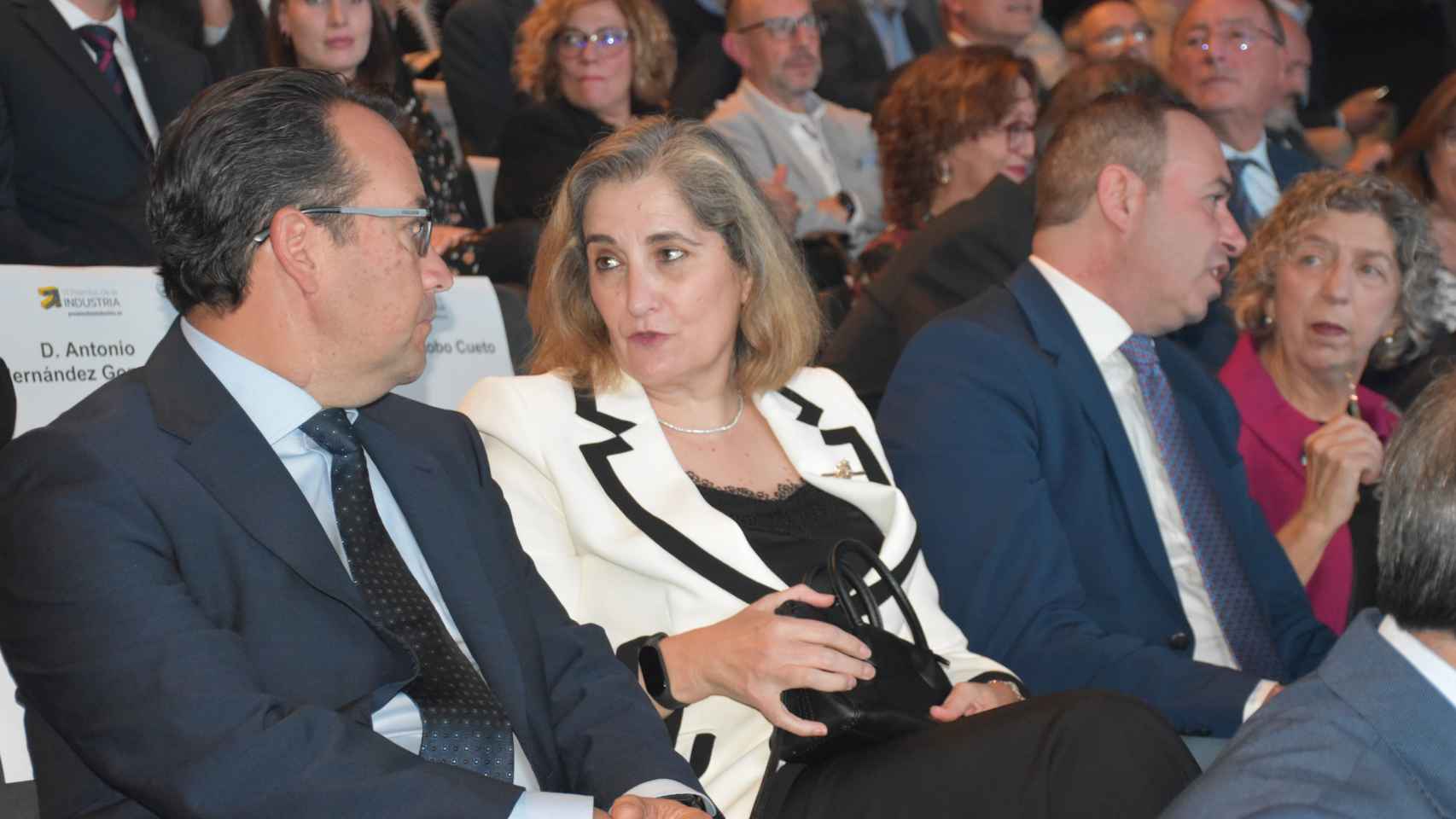 Ángel Lagunilla, presidente de Iveco España, charla junto a María de la Paz Robina, presidenta de Michelin España-Portugal