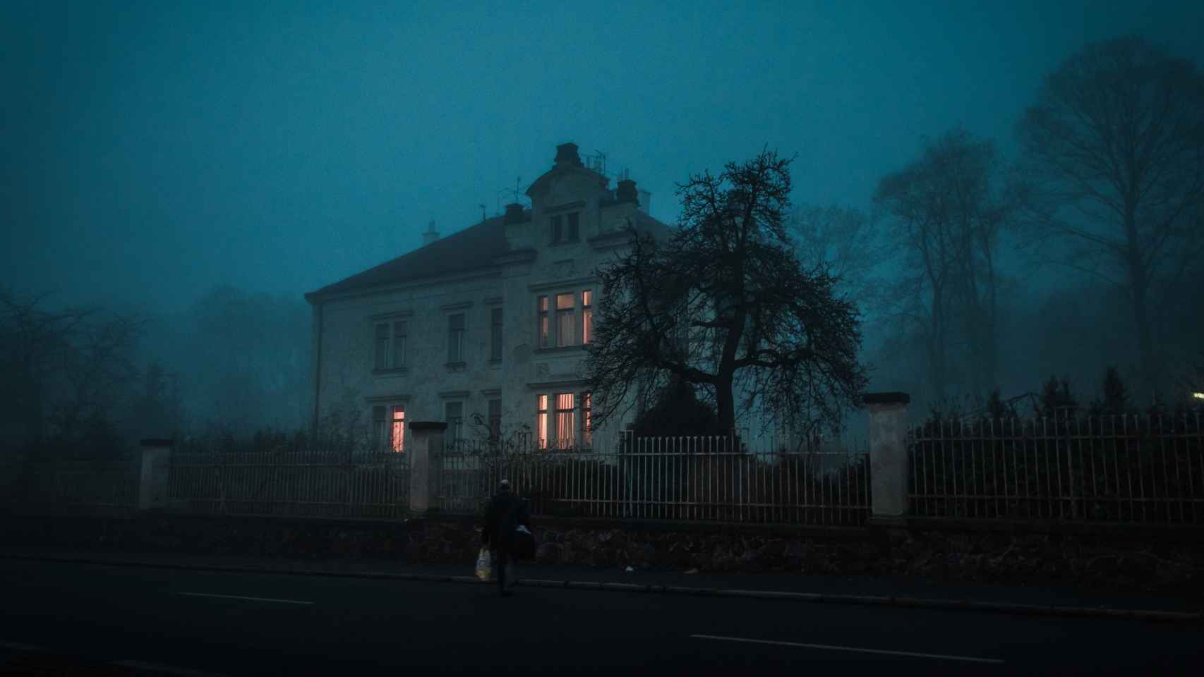 Una casa de noche en imagen de archivo.