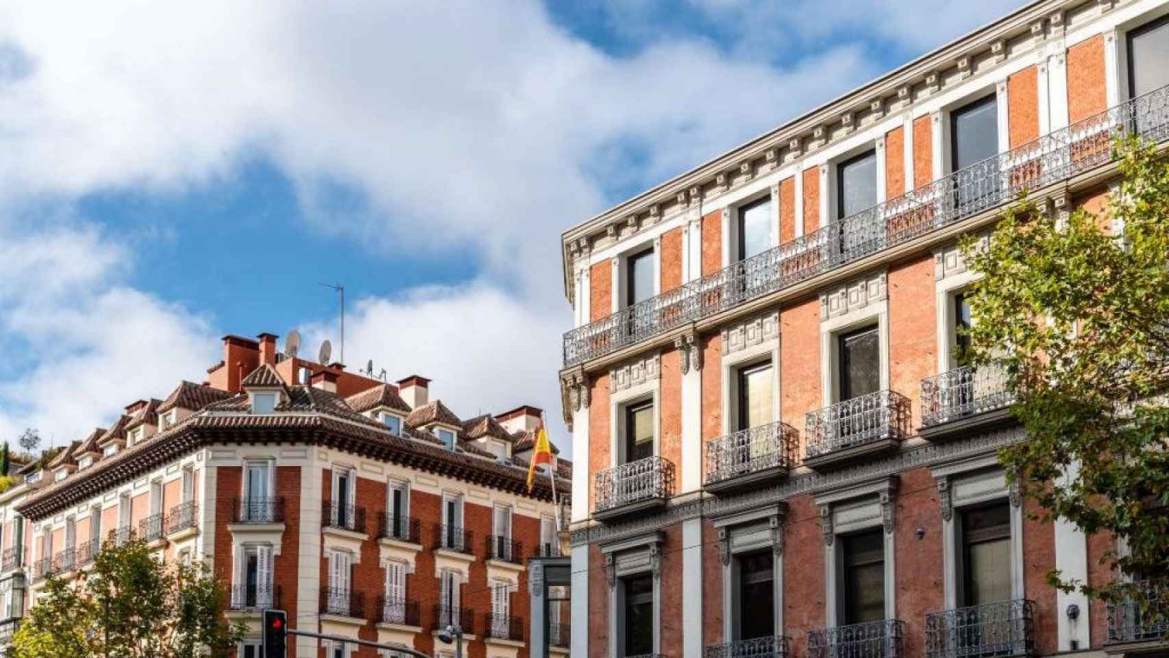Vista de dos edificios del Barrio de Salamanca.