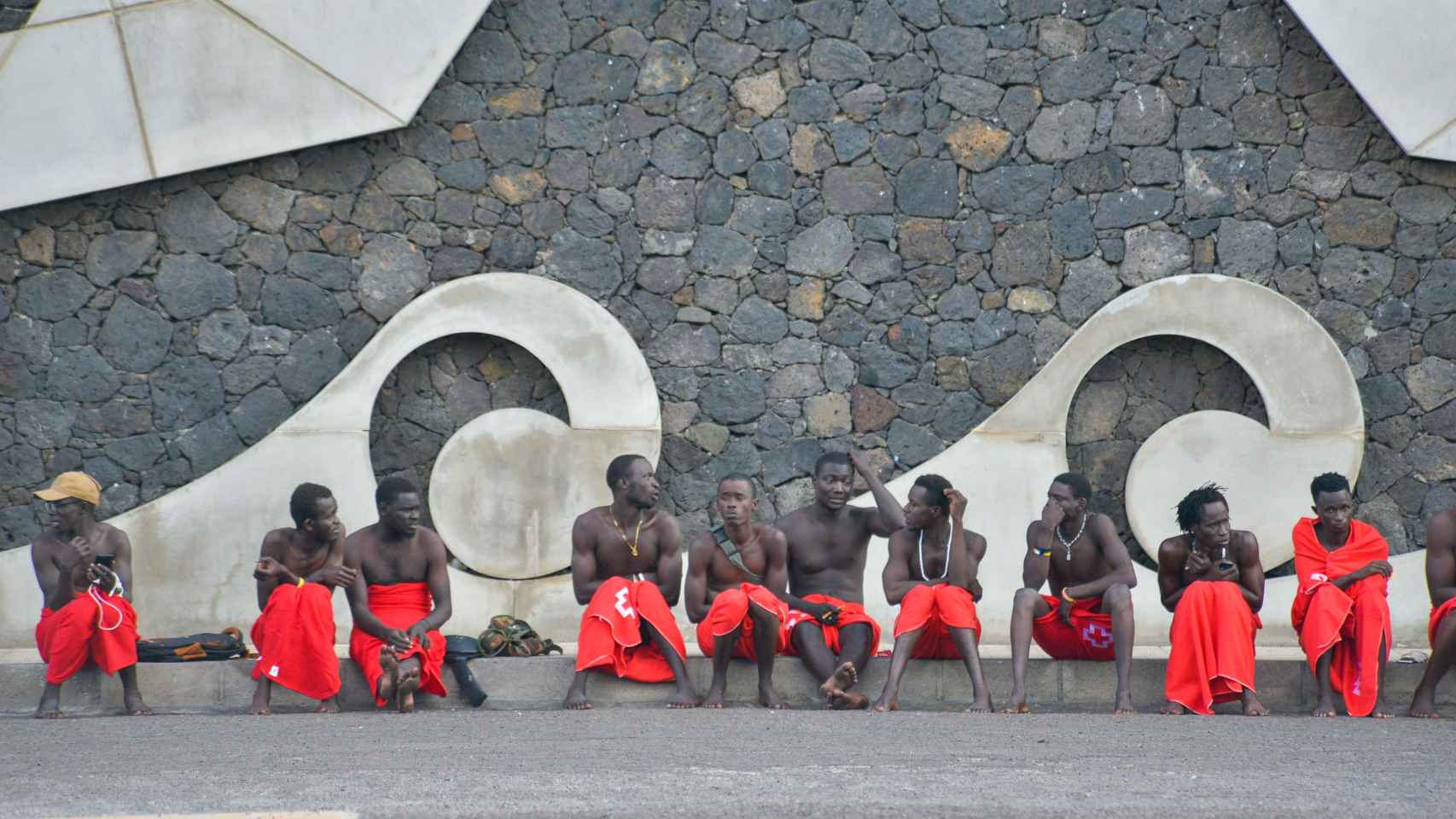 Un grupo de migrantes rescatado este jueves en la isla de El Hierro.
