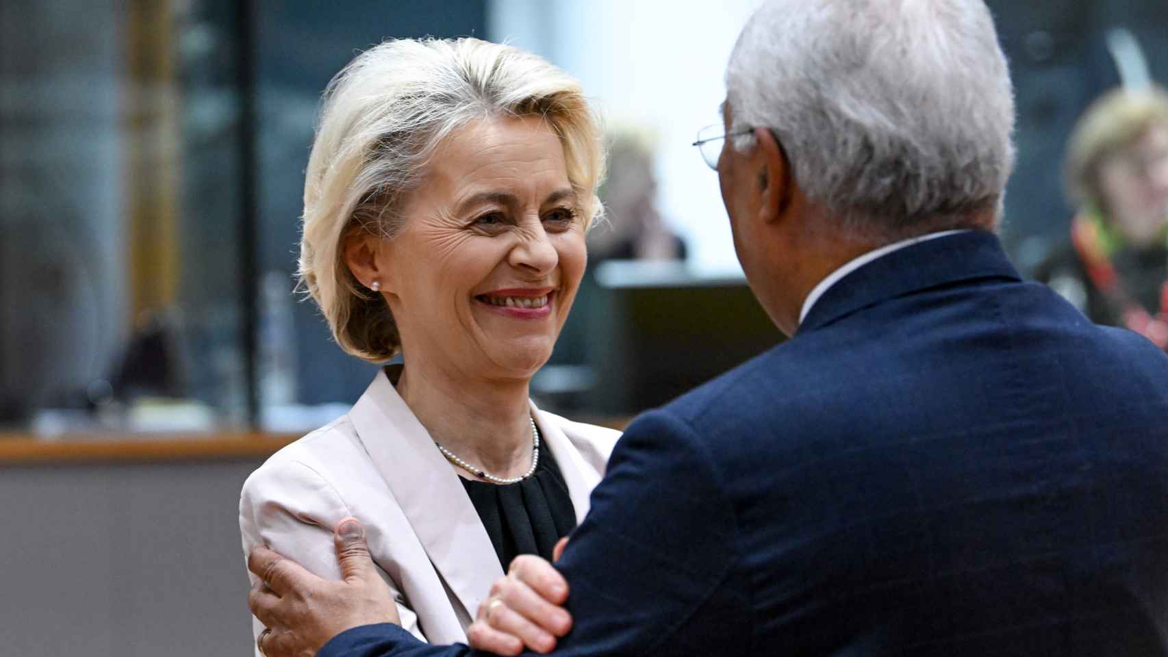Ursula von der Leyen saluda al primer ministro portugués, António Costa, durante la cumbre de este jueves en Bruselas