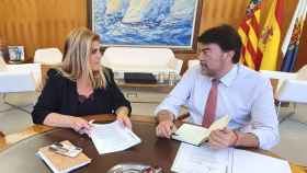 El alcalde de Alicante, Luis Barcala, junto con la portavoz de Vox Alicante, Carmen Robledillo.