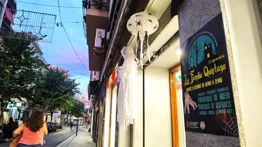 Los comercios de la calle Poeta Quintana ya están decorados para celebrar Halloween.