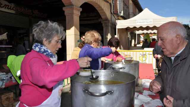 La asociación Amas de Casa preparando el guiso de bacalao con patatas en Herrera de Pisuerga