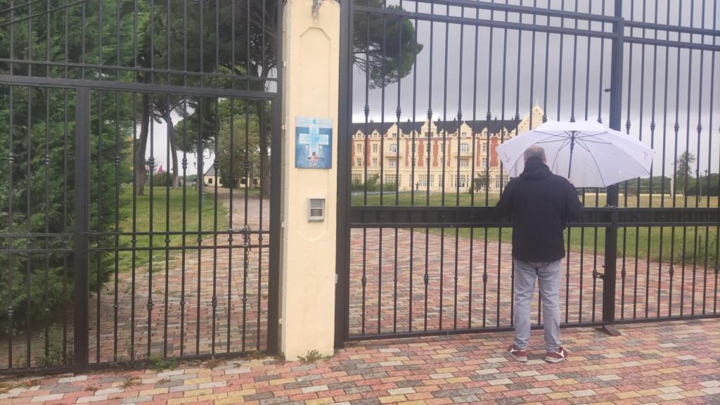 Puerta principal del balneario de Medina del Campo durante la mañana del jueves