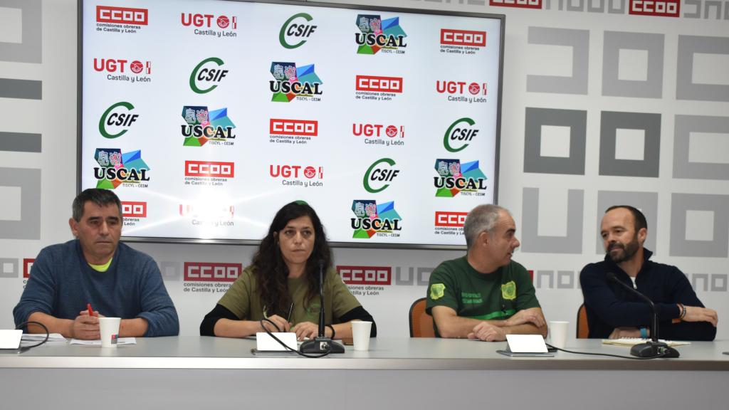 Los agentes medioambientales y delegados sindicales Ricardo Fernández, de CCOO CyL; Sara Mateos, de CSIF; Esaú Escolar, de APAMCyL-USCAL; y Paco Comuñas, de UGT