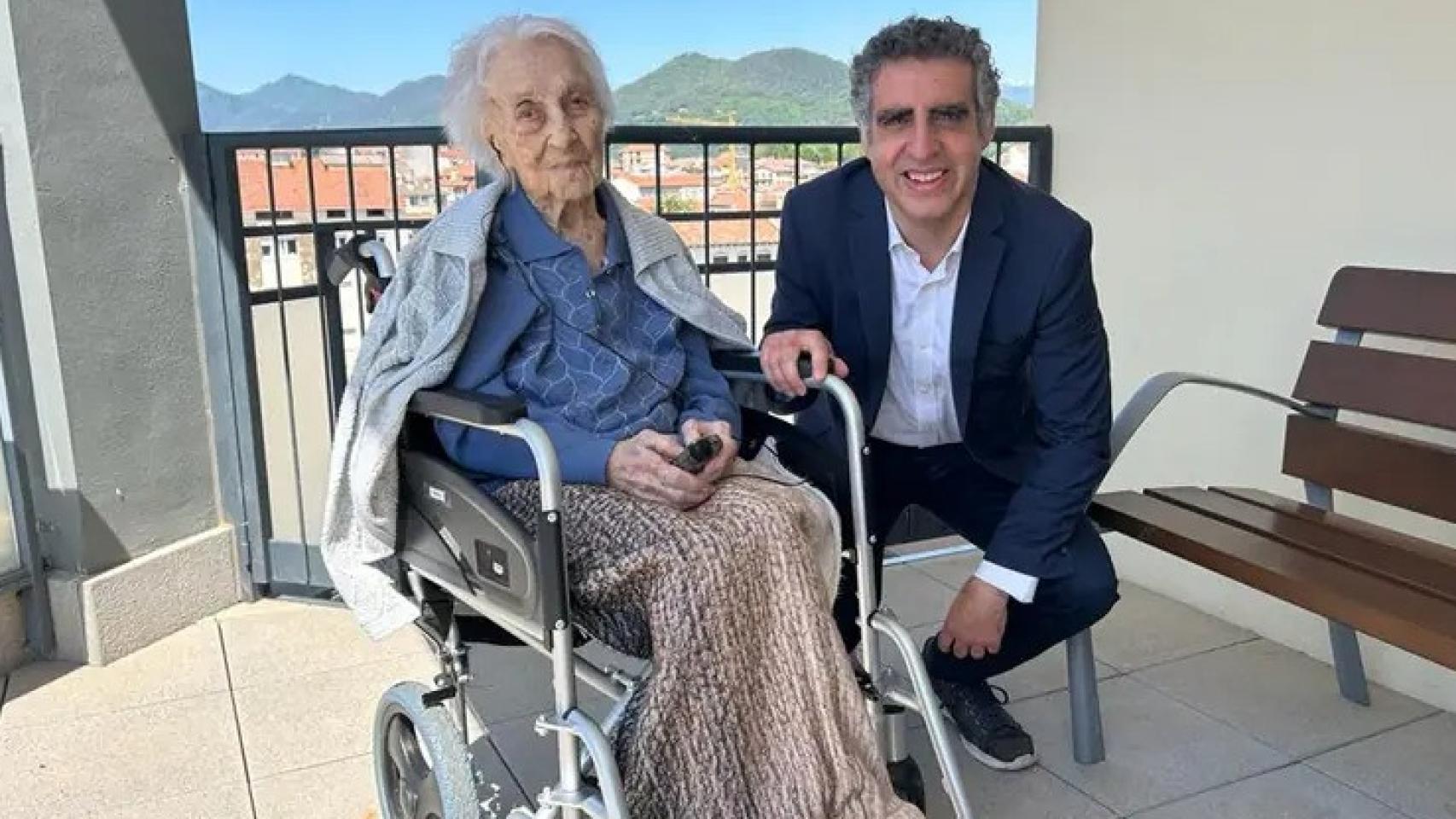 Maria Branyas junto al científico Manel Esteller, en la residencia Santa Maria del Tura de Olot.