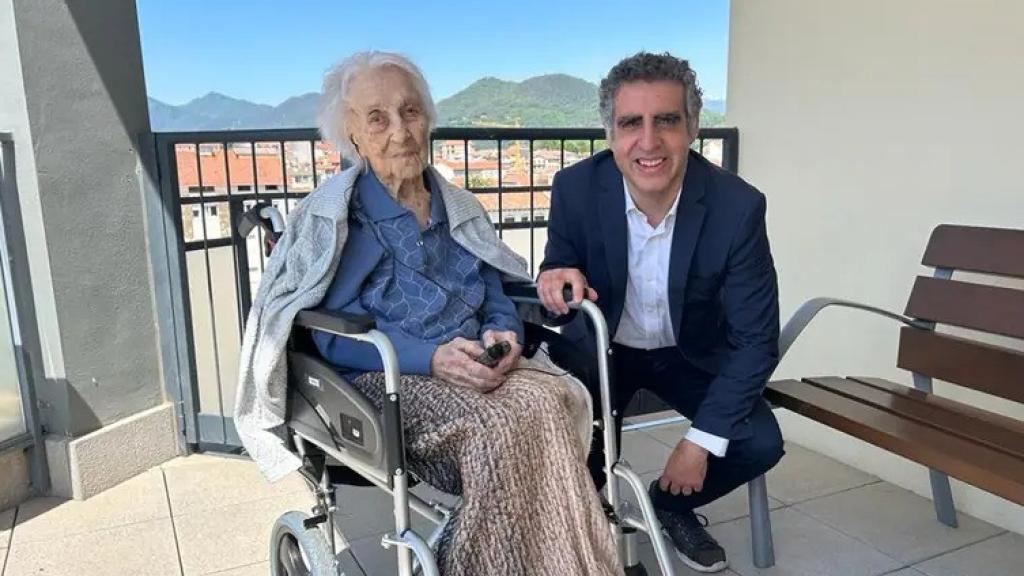 Maria Branyas junto al investigador Manel Esteller, en la residencia Santa Maria del Tura de Olot.