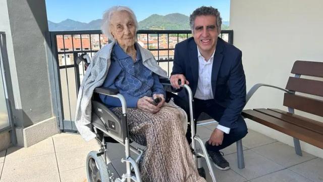 Maria Branyas junto a Manel Esteller, en la residencia Santa Maria del Tura de Olot.