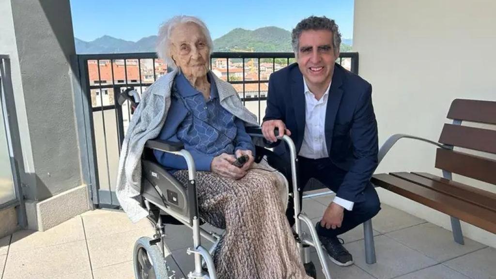 Maria Branyas junto a Manel Esteller, en la residencia Santa Maria del Tura de Olot.