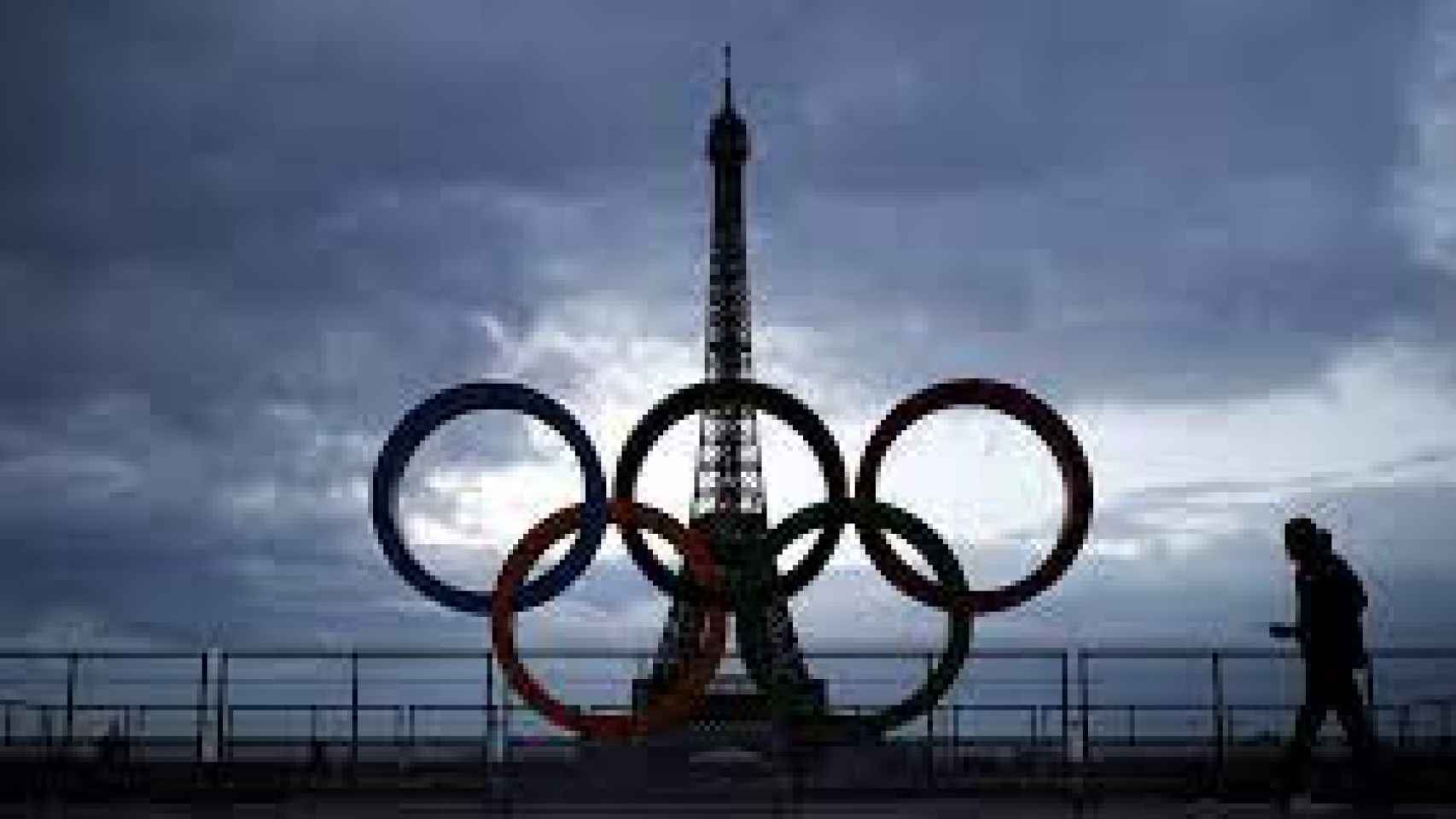 La torre Eiffel de fondo, con los anillos olímpicos.
