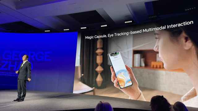 George Zhao, CEO de Honor, presenta la funcionalidad Magic Capsule en el Snapdragon Summit.