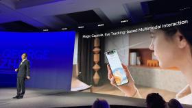George Zhao, CEO de Honor, presenta la funcionalidad Magic Capsule en el Snapdragon Summit.
