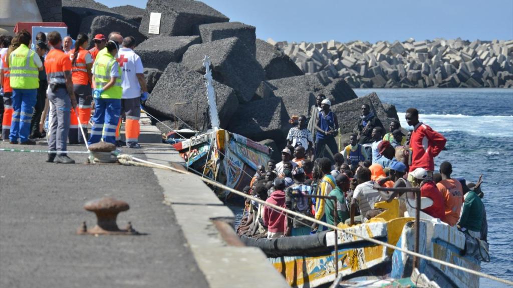 Inmigrantes, en una de las barcas que han llegado esta semana a tierras canarias, esperan a ser atendidos.