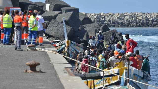 Inmigrantes, en una de las barcas que han llegado esta semana a tierras canarias, esperan a ser atendidos.