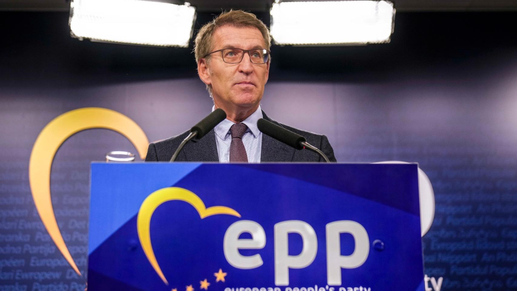 El líder del PP, Alberto Núñez Feijóo, atiende a la prensa este jueves en Bruselas.